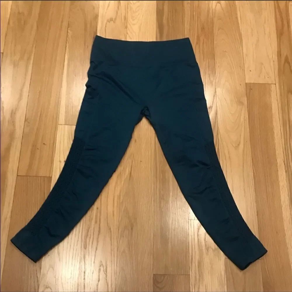 ✨HP✨Sync High-Waisted Perforated 7/8✨ - Picture 7 of 9